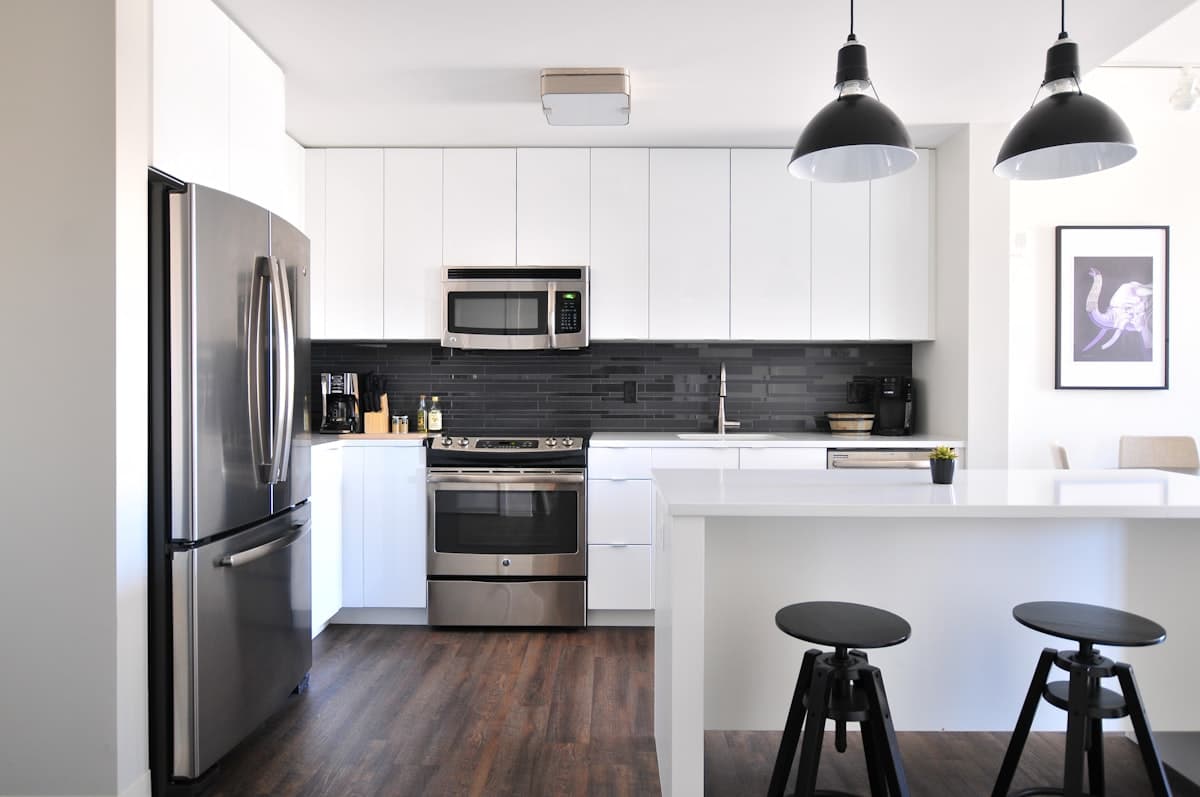 Contemporary warm minimalist kitchen